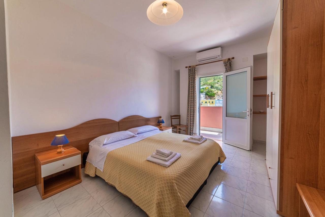 Albergo Le Querce Ponza Exteriör bild